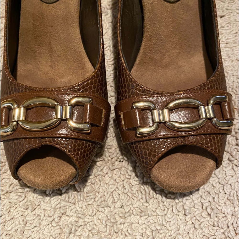 Aerosols Heelrest peep toe vegan leather heels size 7
